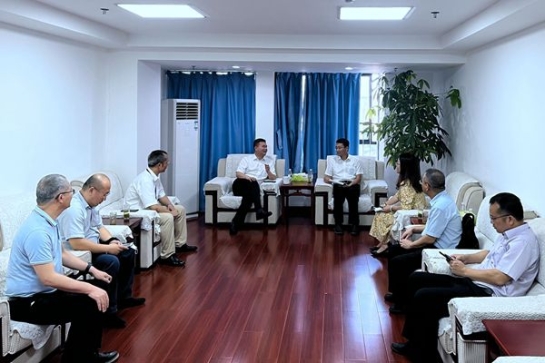 郵儲銀行廣西區(qū)分行黨委委員、 副行長高山一行到中小擔(dān)保座談交流
